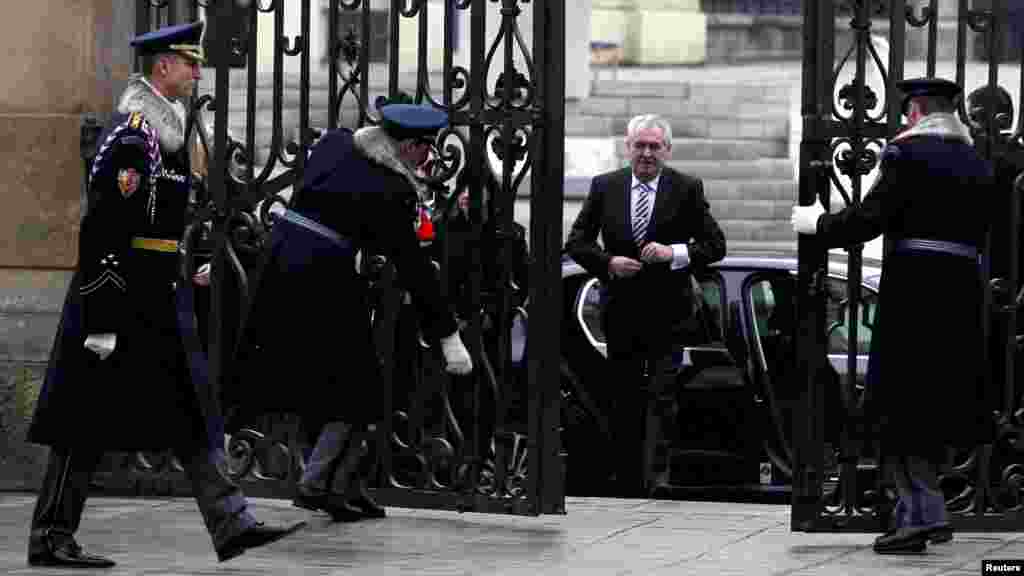 Soldiers open the Matyas Gate at Prague Castle for newly inaugurated Czech President Milos Zeman. (Reuters/Petr Josek)