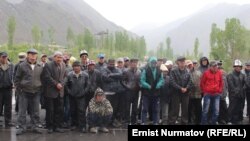 Supporters of Akmatbek Keldibekov block the Osh-Erkechtam highway on June 2.