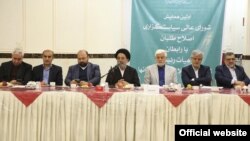 با پیشنهاد محمدرضاعارف و عبدالواحد موسوی‌لاری رای‌گیری اصلاح طلبان درباره «عدم ارائه لیست» به تعویق افتاد