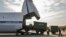 Руски военни товарят военна техника на борда на транспортен самолет Антонов Ан-124-100. Снимката е илюстративна.