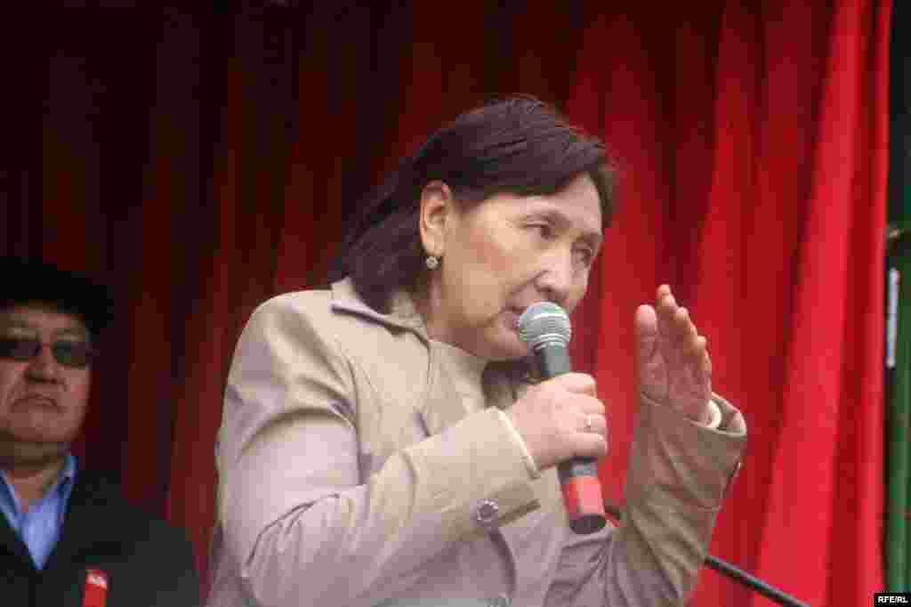 Азиза Абдурасулова 23-июлда президенттик шайлоо өткөрүү тууралуу чечим Конституцияга каршы келерин айтты - Kyrgyzstan - Aziza Abdrasulova, the lider NGO "Kylym shamy", in protest action of opposition forces, Bishkek, 27Mar2009