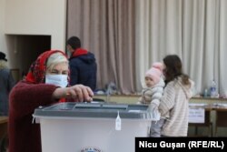 15-nji noýabrda saýlaw uçastogynda ses berýän moldowan zenan.