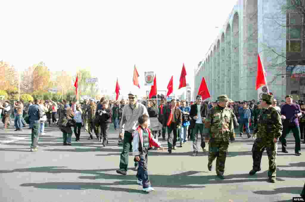 Demonstrators in Bishkek on November 6 (RFE/RL) - The day before the demonstrations began, the government issued a statement calling for calm and dialogue. "Kyrgyzstan is going through one of the most crucial moments in its history," the statement said.