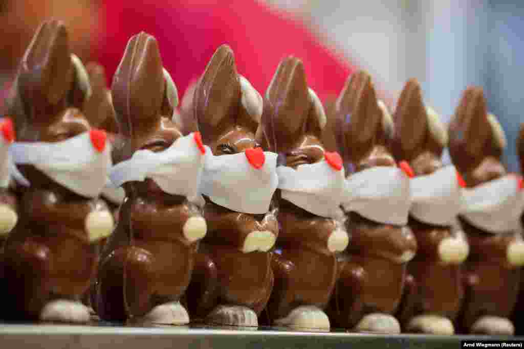 Велигденски чоколадни зајчиња со заштитни маски на излог во пекарница&nbsp;во Берн, Швајцарија.