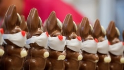 Čokoladni uskršnji zečevi sa zaštitnim maskama u pekari Baeckerei Bohnenblust u Bernu, Švajcarska, 25. mart 2020.