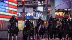 Поліцейські на конях на Таймс-сквер у новорічну ніч під час пандемії коронавірусної хвороби. Манхеттен, Нью-Йорк. США, Нью-Йорк, США. 31 грудня 2020 року