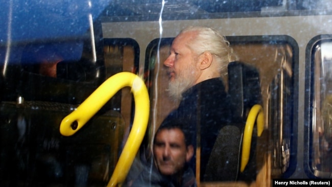 Julian Assange pas arrestimit nga policia britanike