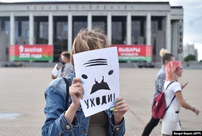 „PLEACĂ!” scrie sub caricatura lui Lukashenka