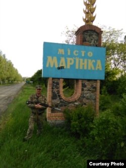 Сергій Щербина біля в'їзду в Мар'їнку