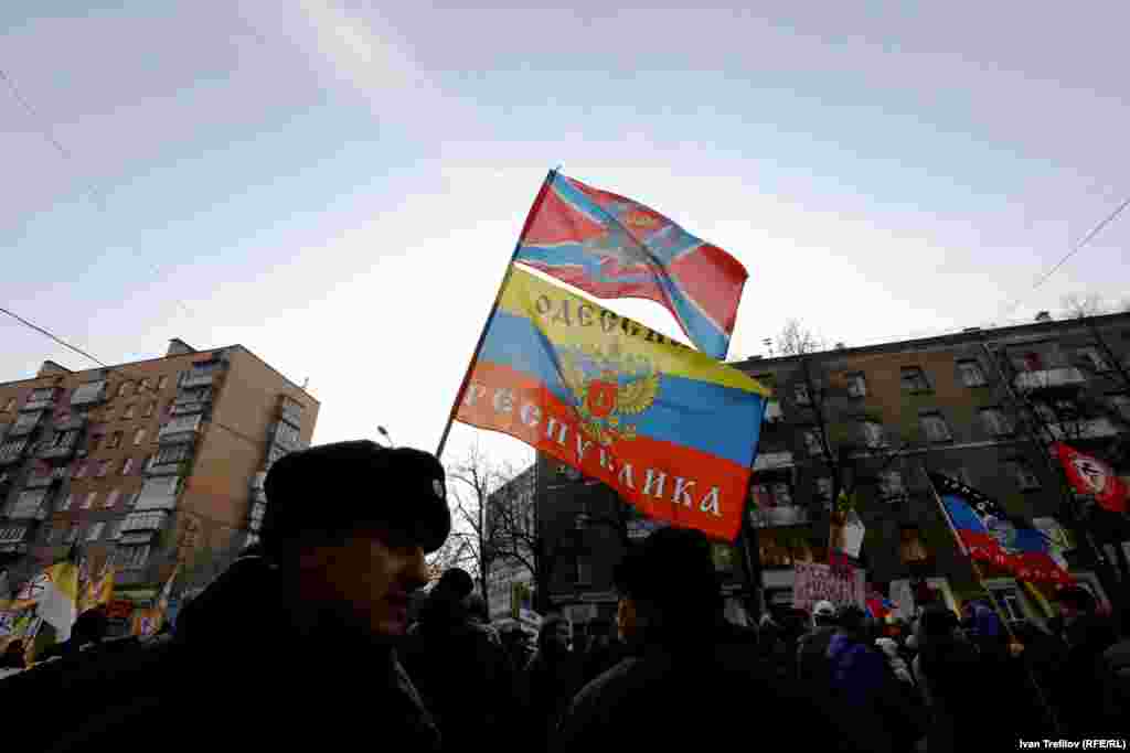 На марше появился и флаг &quot;Одесской народной республики&quot; 