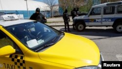 U cilju suzbijanja korona virusa Vlada Crne Gore je 18. marta zabranila rad taksi udruženjima, a potom Nacionalno koordinaciono tijelo (NKT) zabranu produžilo do 15. aprila