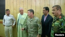 Кандагар уәлаяты полициясының басшысы Абдул Разак (сол жақта) пен Ауғанстандағы НАТО күштерінің қолбасшысы АҚШ армиясының генералы Скот Миллер (ортада) Кандагар губернаторының кеңсесіндегі жиында. 18 қазан 2018 жыл.