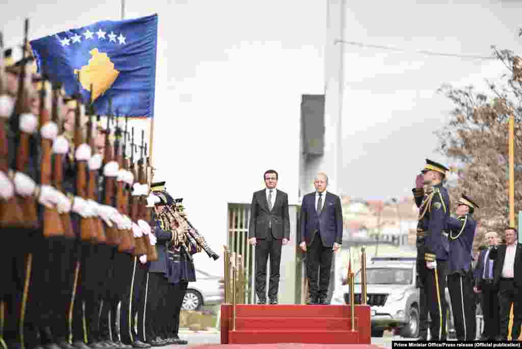 КОСОВО - Премиерот на Косово Албин Курти, по преземањето на должноста претседател на владата,&nbsp;изјави дека се отвора ново поглавје на Косово и оти било остварено она што било невозможно.