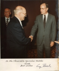 Голова ОУН і АБН Ярослав Стецько (ліворуч) і віцепрезидент США Джордж Буш