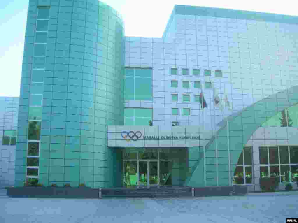 Олімпійський спортивний комплекс у місті Масалли на півдні Азербайджану обійшовся, за оцінками, десь у 22 мільйони доларів - Але поки Азербайджан не виграє права провести Олімпійські ігри, дорогі спорткомплекси, найімовірніше, стоятимуть порожні. Плата за користування ними поза межами можливостей багатьох азербайджанців, а до деяких із них, як-от до цього в Масалли, ще й неможливо дістатися міським транспортом.