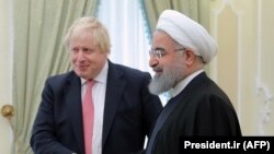این تصویر از حسن روحانی و بوریس جانسون در دسامبر سال ۲۰۱۷ و در زمان دیدار وزیر خارجه بریتانیا (آقای جانسون در آن زمان) از تهران گرفته شدهاست.