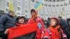 Участники "евромайдана" пикетируют здаание правительства в Киеве