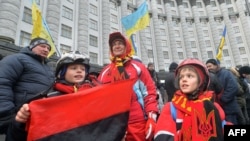 Участники "евромайдана" пикетируют здаание правительства в Киеве