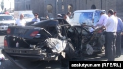 Armenia - A crashed car that was chased by police officers investigating a series of robberies in Yerevan, 23Sep2011.