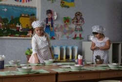 В детском саду идет сервировка стола к обеду