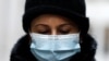 Një grua me maskë mbrojtëse në Nju Jork, SHBA.