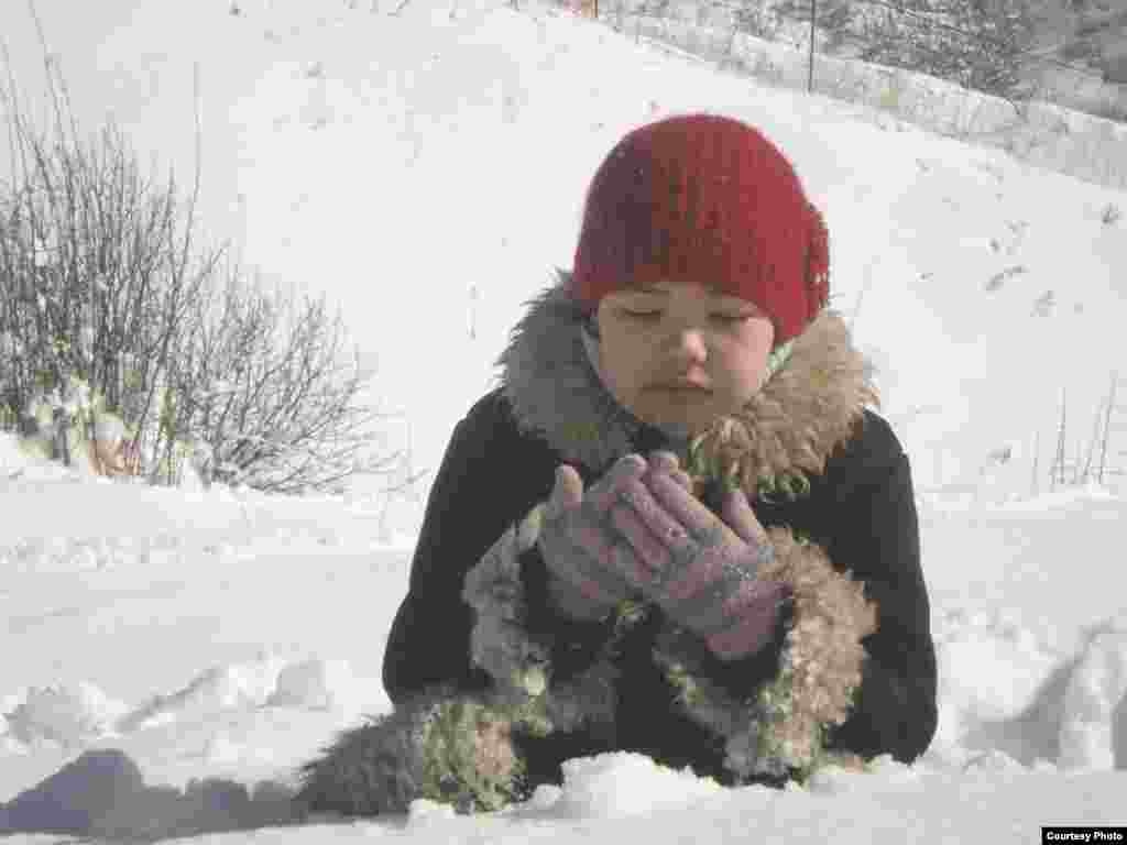 Меруерт Касымбек, 15 лет. Играла в фильмах «Жаралы сезім», «Жетімдер» (главная роль), «Меня тоже зовут Кожа». 