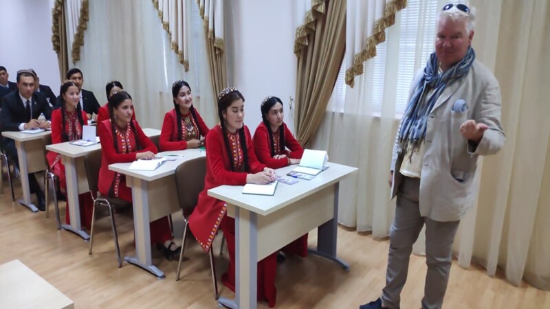 Britan ilçisi türkmen studentlerini Birleşen şalykda dünýä derejesinde bilim almaga hyjuwlandyrýar 