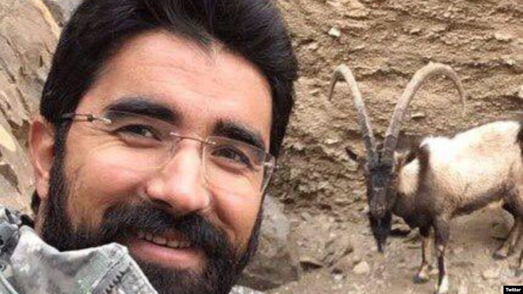 مادر طاهر قدیریان می‌گوید: فرزندم در زندان به شدت وزن کم کرده است.