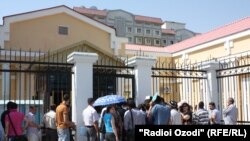 Желающие получить свидетельство на переселение в Россию у посольства РФ в Душанбе