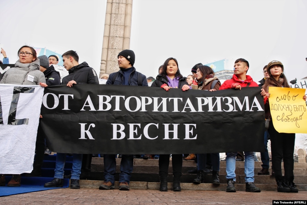 Активисты молодежного движения «Oyan, Qazaqstan» с плакатами у монумента Независимости. Алматы, 16 декабря 2019 года.