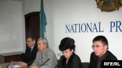 Активисты национал-патриотов выступают против продажи БТА Банка Сбербанку России. Алматы, 4 февраля 2009 года. 