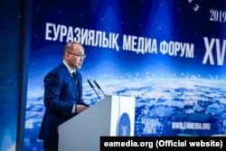 Министр информации и общественного развития Даурен Абаев выступает во время Евразийского медиафорума, Алматы, 23 мая 2019 года.