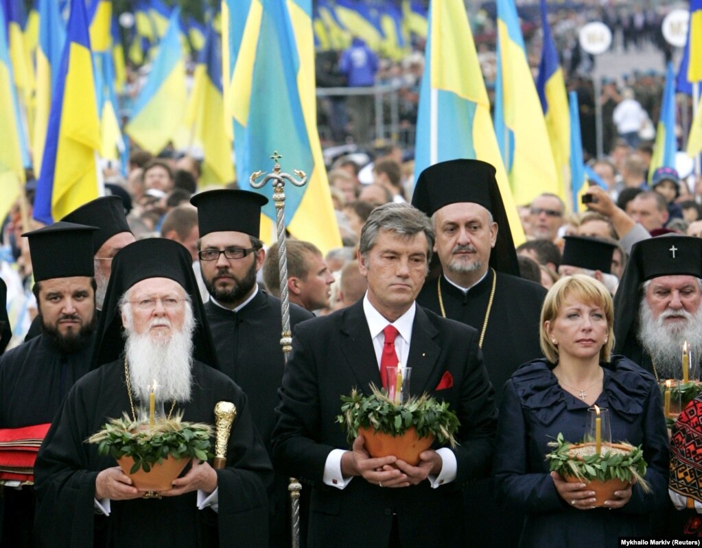 Вселенський патріарх Варфоломій (другий зліва), президент України Віктор Ющенко (четвертий зліва), його дружина Катерина (друга справа) та представники церкви відвідують пам’ятник жертвам Голодомору-геноциду в Україні у 1932 –1933 роках. Київ, 26 липня 2008 року