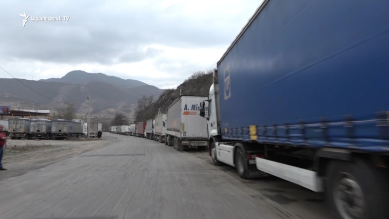 На армяно-грузинской границе скопилось около 300 грузовиков 