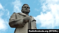 Пам'ятник генералу Ватутіну у Києві.