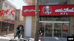 İranın Kərəc şəhərində ABŞ-ın məşhur restoranlar şəbəkəsi KFC, 27 fevral 2012