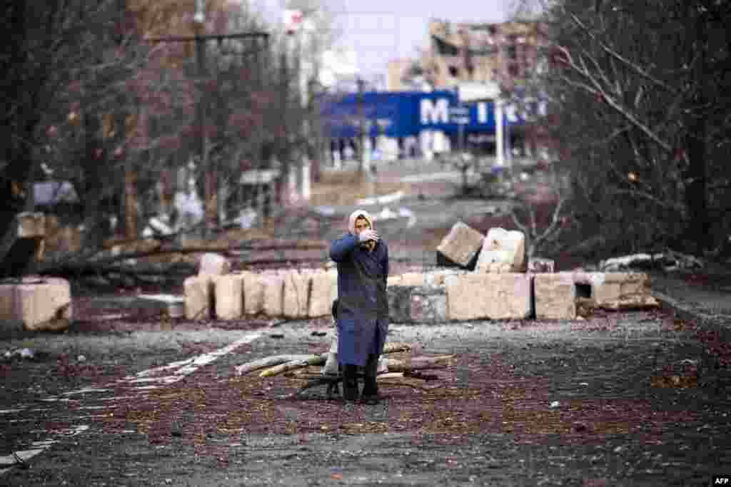 An elderly woman pulls a cart with firewood near Donetsk airport, where fierce fighting continues between Ukrainian national forces and pro-Russian fighters.&nbsp;(AFP/Dimitar Dilkoff) 