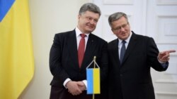 Polish President Bronislaw Komorowski (right) and his Ukrainian counterpart, Petro Poroshenko, at the Presidential Palace in Warsaw