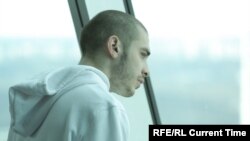 Husky orosz rappert letartóztatták a törölt fellépése utáni „dackoncertje” miatt, majd arra kényszerítették, hogy koncerteket mondjon le
