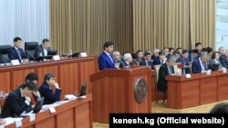 Премьер-министр Мухаммедкалый Абылгазиев на заседании комитета парламента по бюджету и финансам. 12 ноября 2018 года.
Поделиться