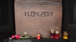 Мэмарыял каля ўваходу на станцыю мэтро «Кастрычніцкая»