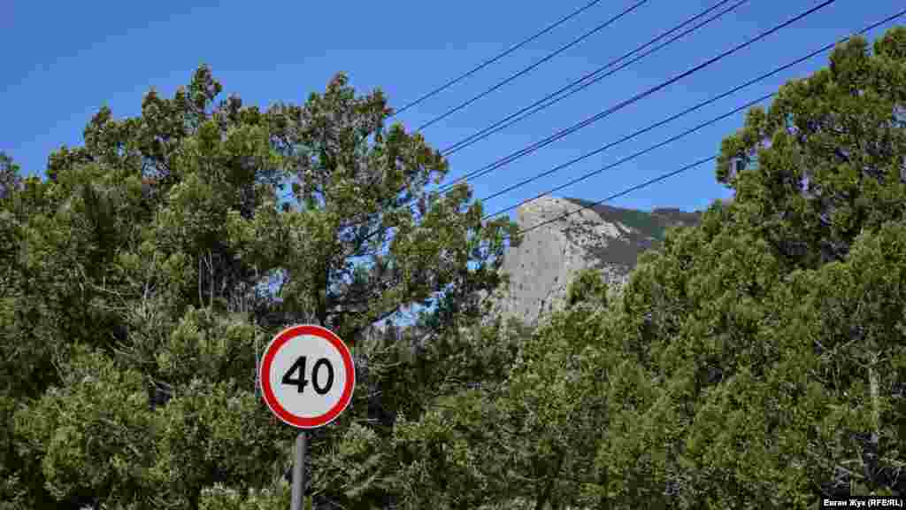 На крутой, изобилующей поворотами дороге действует ограничение скорости в 40 километров в час