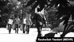 در ایران مردان ۱۸ تا ۴۹ سال ملزم به انجام خدمت سربازی هستند اما تعیین یکان و محل خدمت، داوطلبانه نیست.
