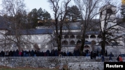 Vernici ispred Manastira Cetinje, sedišta Mitropolije crnogorsko-primorske, 6. januar 2020.