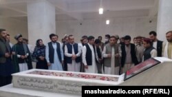 د ننګرهار والي شاه محمود میاخېل او نور حکومتي چارواکي د باچا په مزار کې