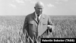 Nikita Hruščov poklonio je Krim Ukrajini na tristogodišnjicu ujedinjenja Rusije i Ukrajine. Na fotografiji iz 1964. tadašnji sovjetski lider šeta pšeničnim poljima u Kazahstanu.