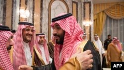 Saudi Royal family members and other officials pledg allegiance to Crown Prince Muhammad bin Salman (R), at the Royal Palace in Mecca, June 21, 2017