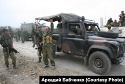 Бійці чеченського батальйону «Восток» і покинутий грузинською армією «Лендровер»