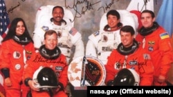 Экипаж шаттла «Колумбия» (STS-87, 1997 год): Леонид Каденюк, Кевин Крегель, Стивен Линдси, Уинстон Скотт, Калпана Чавла, Такао Дои (фото с сайта NASA)