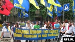 Акция национал-патриотов против лишения звания Героев Украины Степана Бандеры и Романа Шухевича. Киев, 6 июля 2010 года.